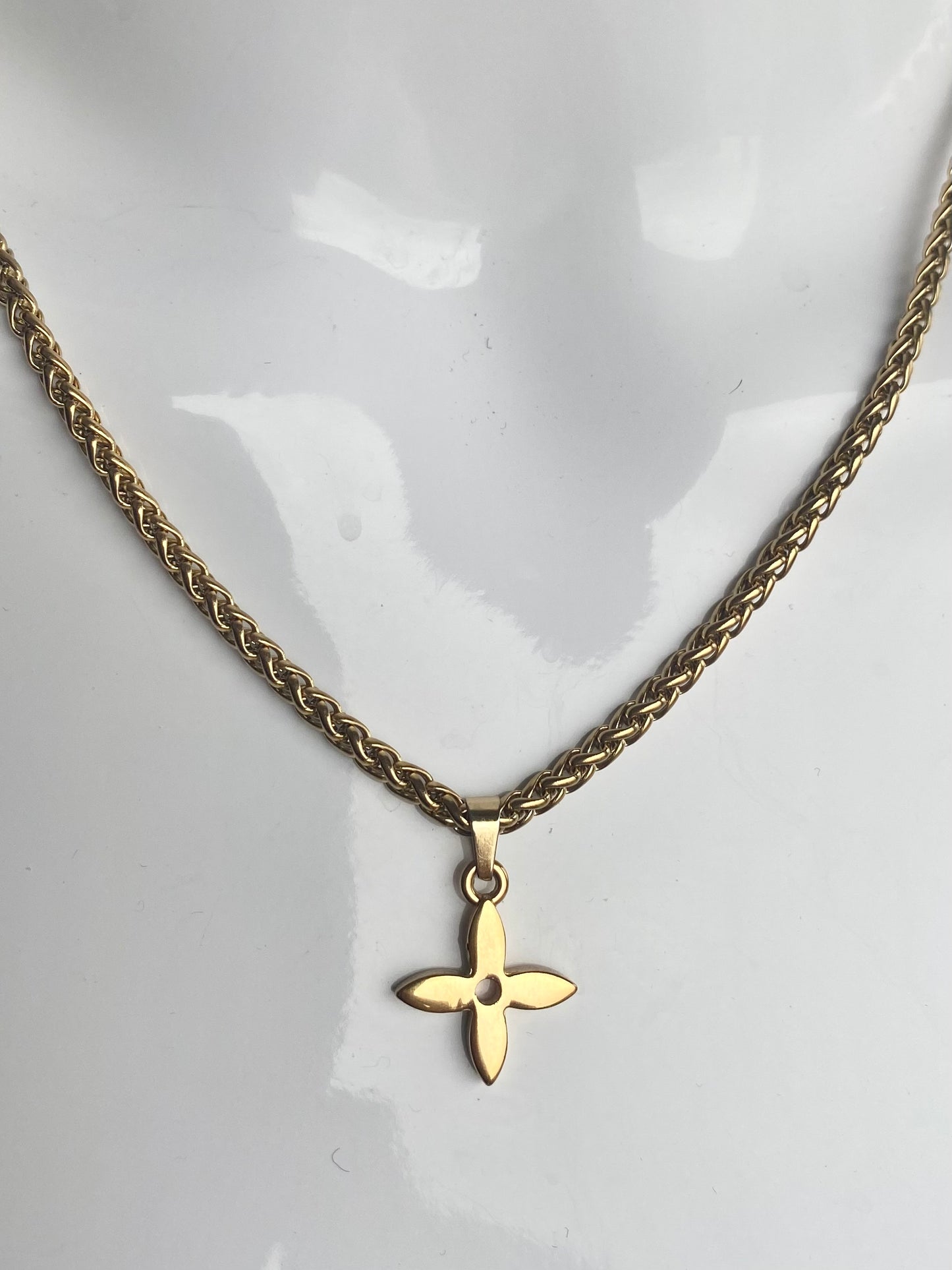 NEW IN Authentic LOUIS VUITTON Pastilles vintage gold flower pendant reworked necklace